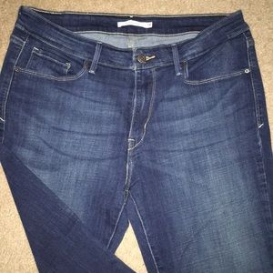 Women’s Levi’s mid rise skinny jeans. Worn twice!!